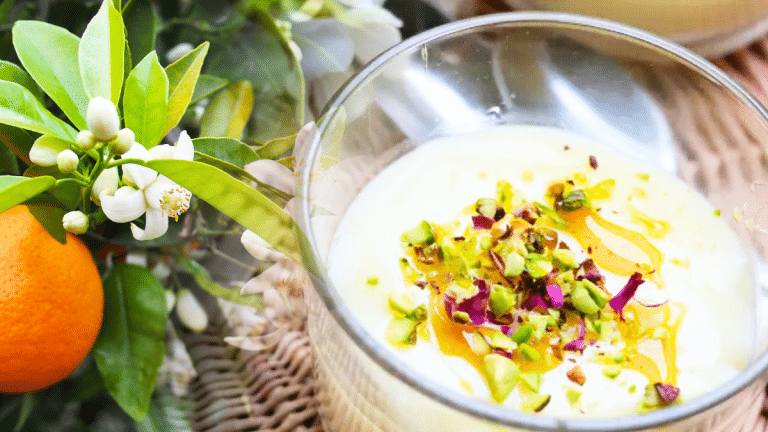 Découvrez le malabi : un flan oriental parfumé à l’eau de fleur d’oranger, une recette simple et exquise