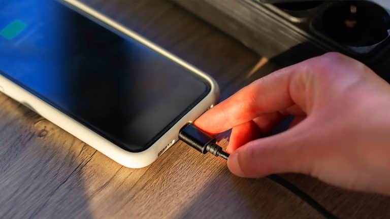 Pourquoi il ne faut pas charger votre smartphone à 100% : découvrez des astuces pour prolonger sa durée de vie